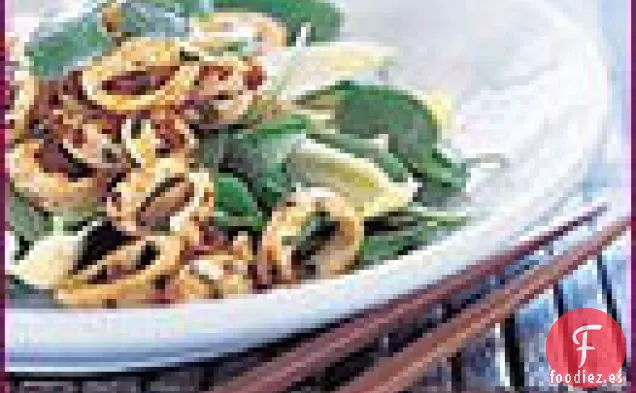Ensalada de Calamar Cocido al Wok con Espinacas Baby y Anacardos