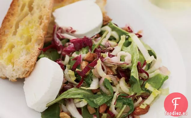 Verduras Amargas con Almendras y Queso de Cabra