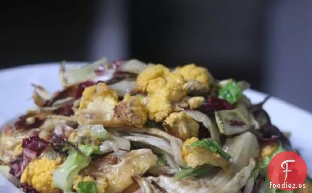 Ensalada De Coliflor E Hinojo Asados Con Escarola, Achicoria, Y