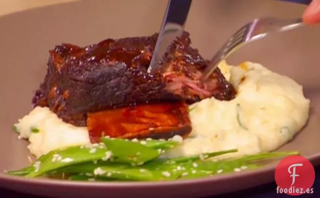 Costillas de Cerveza Hoisin Estofadas con Puré Cremoso de Yukones y Guisantes de Sésamo