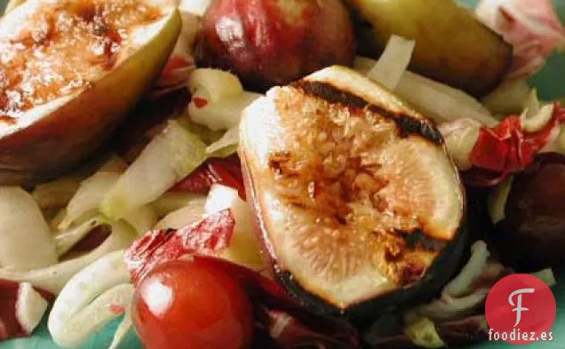 Ensalada Tibia de Higos, Uvas y Verduras Amargas a la Parrilla