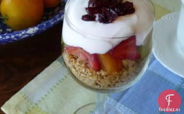 Parfait de Yogur Para el Desayuno Con Fruta Fresca y Granola