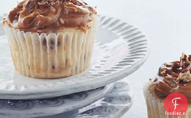 Cupcakes de Arándanos con Glaseado de Pacanas de Dulce de Leche