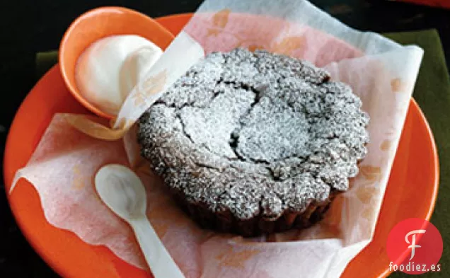 Pasteles de Arándanos de Chocolate con Crema Batida de Bourbon