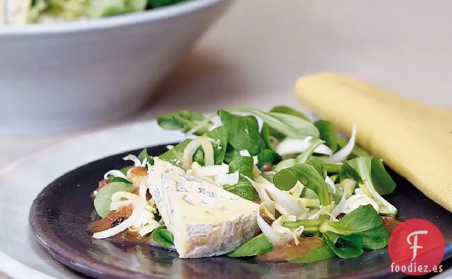 Verduras Amargas con Vinagreta de Cerveza de Cereza y Tostadas de Queso Azul