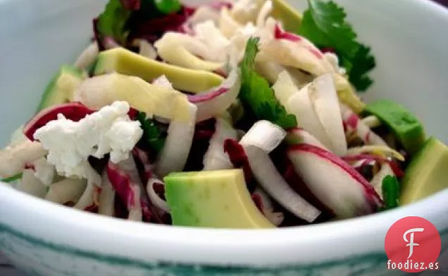 Ensalada De Primavera En Rodajas Con Escarola, Cilantro, Rábanos Y Queso Feta