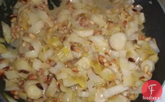 Ensalada Tibia De Escarola Belga Y Piñones