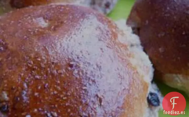 Panecillos Integrales con Grosellas y Nueces Tostadas