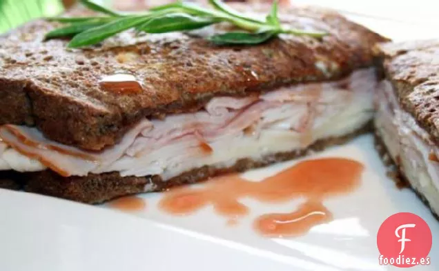Sandwich Monte Cristo Con Salsa De Mostaza Dulce