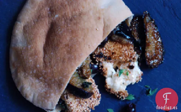 Mermelada de Feta e Higos con Costra de Sésamo en un Sándwich de Pita