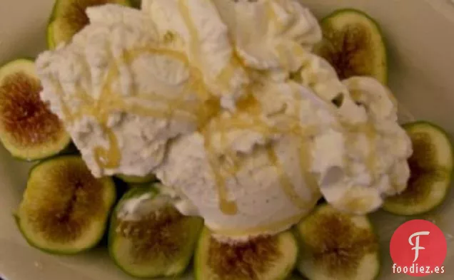 Higos Rociados con Caramelo y Helado