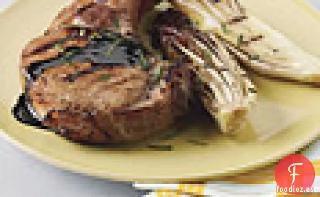 Chuletas de Cerdo a la Parrilla en Salmuera Rápida con Treviso y Glaseado Balsámico