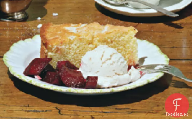 Pastel de Harina de Maíz con Helado de Suero de Mantequilla y Compota de Ruibarbo