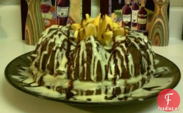 Pastel De Crema De Chocolate Con Glaseado De Naranja De Caramelo