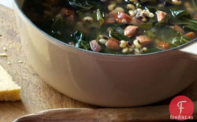 Sopa de Guisantes de ojos Negros Con Andouille y Berza