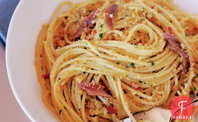 Espaguetis con Anchoas y Migas de pan (Spaghetti con Acciughe e Mollica)