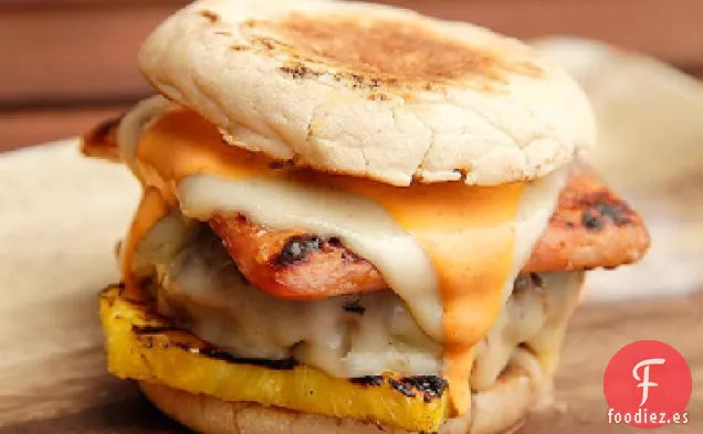 Hamburguesas Hawaianas calientes (Spam, Piña, Mayonesa Suiza y Sriracha)