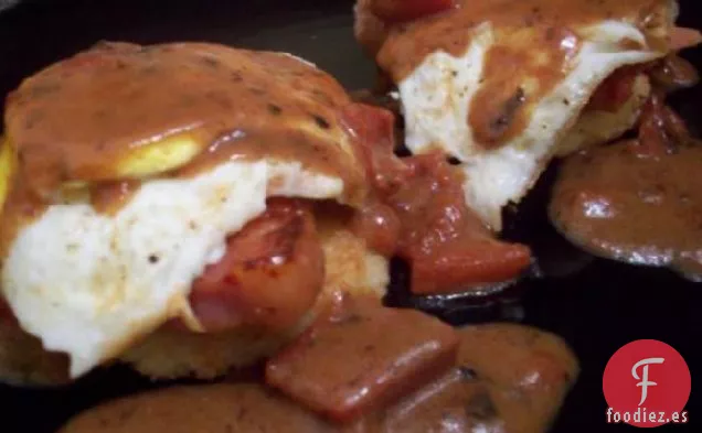 Pasteles de Arena Fritos Con Huevos y Salsa de Tomate