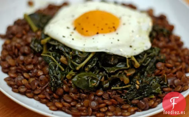 Cena de esta noche: Lentejas Estofadas con Verduras de Invierno y un Huevo Frito