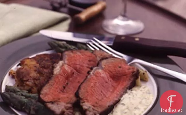 Solomillo Añejo de Primera Calidad a la Parrilla con Tortas de Patata con Cebolleta y Ajo y Salsa Béarnaise