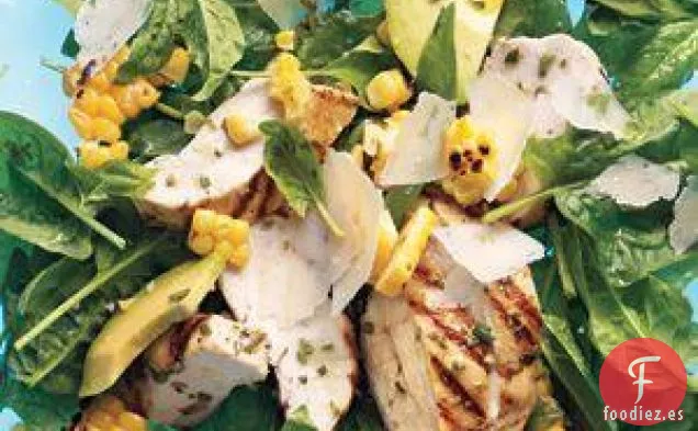 Ensalada De Pollo Y Maíz A La Parrilla Con Aguacate Y Parmesano