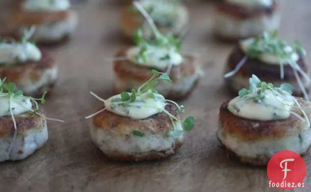 Pasteles De Pescado Ahumado Con Salsa Tártara De Maíz