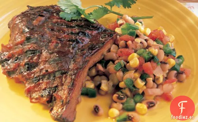 Costillas A La Barbacoa Con Ensalada De Maíz Y Guisantes De ojos Negros