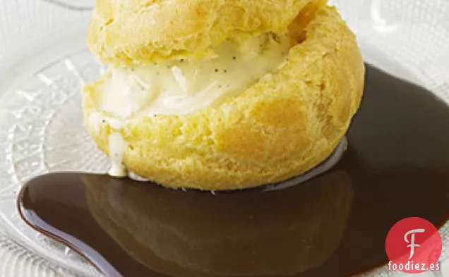 Profiteroles con Salsa de Chocolate y Helado