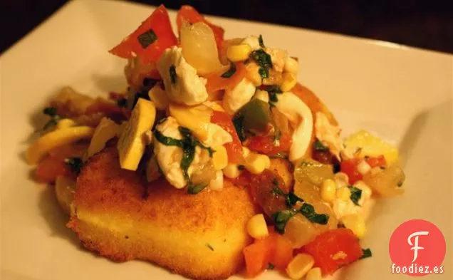 Filetes De Polenta De Parmesano Con Ensalada De Tomate Y maíz Y Cri