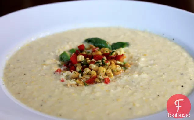 Sopa De Maíz Fresca Cubierta Con Ensalada De Maíz Asado