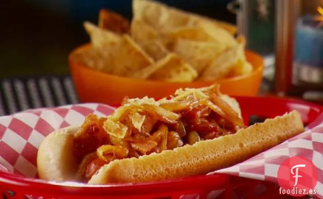 Perritos Calientes junto a la Chimenea con Patatas Fritas Picantes