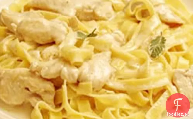 Pollo Alfredo con Fideos Fettuccini