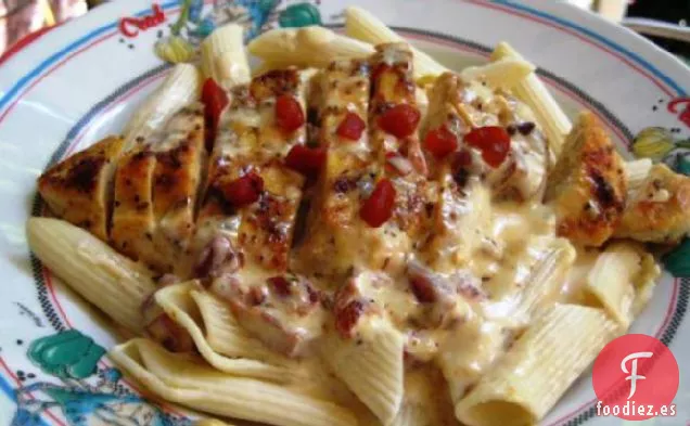 Pasta Con Pollo y Salsa de Crema de Pimiento Rojo Asado