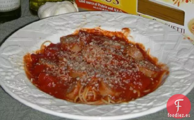 Salchicha Italiana Dulce Con Salsa Roja y Pasta