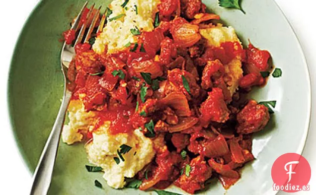 Ragú de Salchicha sobre Polenta Cremosa