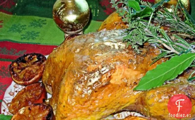 Pavo Asado al Azafrán Dorado y Mantequilla Con Guirnalda de Hierbas