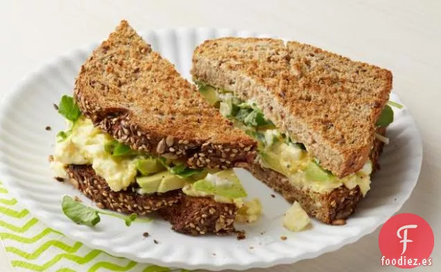 Sándwich de Ensalada de Huevo con Aguacate y Berros