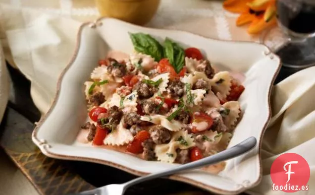 Corbatas con Salchicha Italiana en Salsa de Crema de Albahaca
