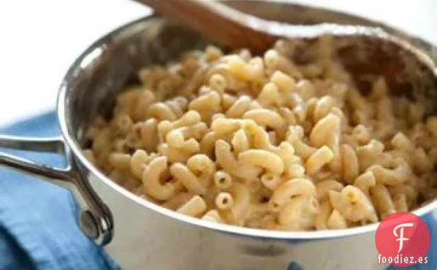 Macarrones con queso en la parte superior de la estufa