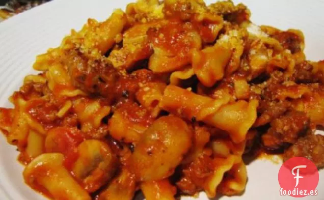 Pasta Con Salchichas, Tomates y Champiñones