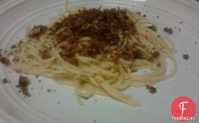 Pasta Con Aceite de Ajo y Migas de Pan Tostadas