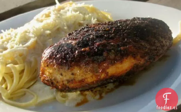 Pasta De Pollo Ennegrecida Con Salsa Alfredo