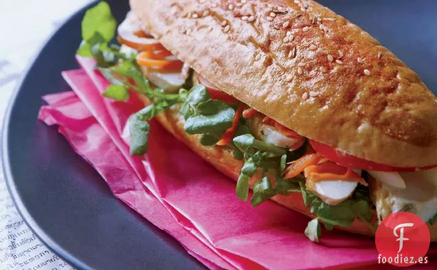 Sándwiches de Baguette de Pollo al estilo Lao con Berros