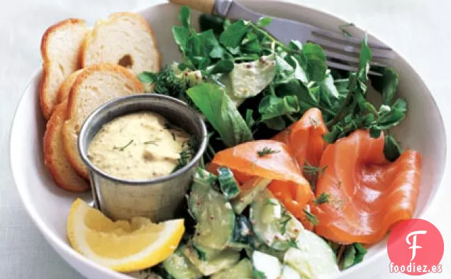 Salmón Ahumado con Ensalada Cremosa de Pepino