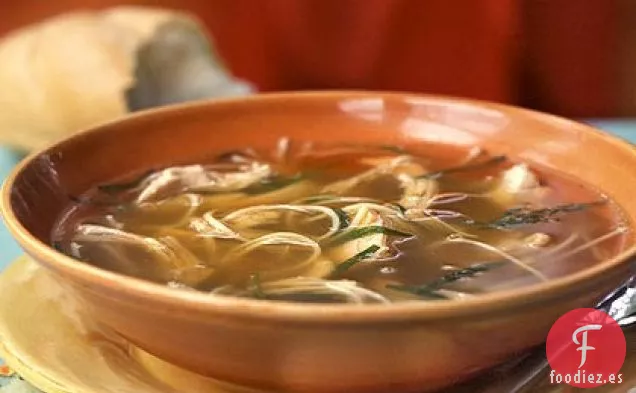 Sopa de Fideos de Pollo con Estragón Fresco