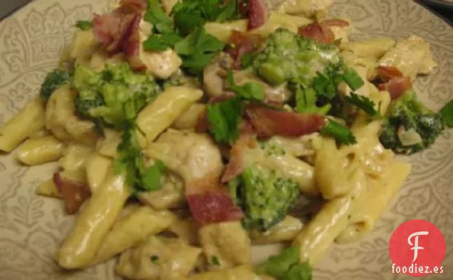 Penne de Pollo en Salsa de Crema de Chile Ahumado