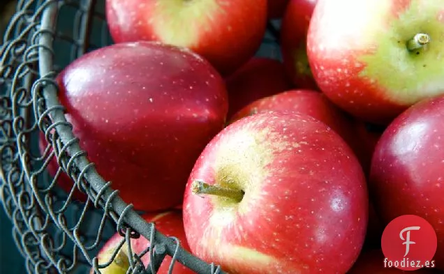 Hígados De Pollo Fritos Y Nueces En Tostadas