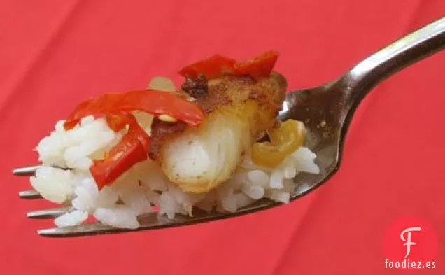 Bagre Frito En Sartén Con Arroz Con Mantequilla y Condimento De Pimienta En Escabeche