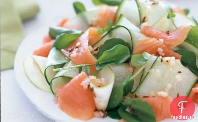 Ensalada De Cinta De Pepino Y Salmón Ahumado Con Alcaravea