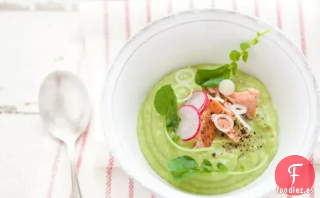 Sopa De Aguacate Y Manzana Con Salmón Escalfado